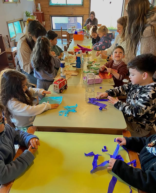 Niños jugando en el jardín natural de Azucarcandia