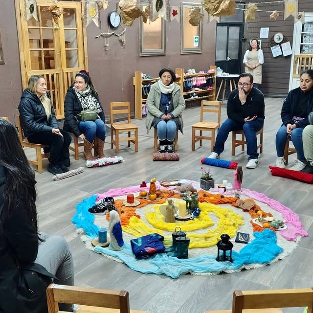 Niños explorando el huerto de Azucarcandia