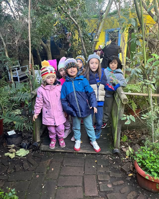 Explorando el jardín con curiosidad